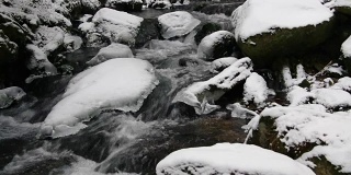 这条小溪在冬天在大山中穿行