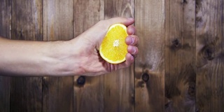 用手把橙汁挤出来。慢动作