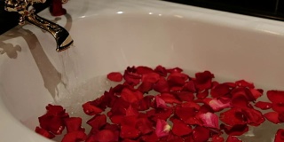 用红玫瑰花瓣和水做的黑色浴