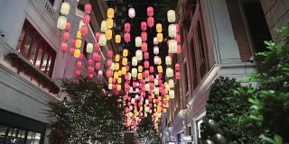 五颜六色的中国灯笼挂在大街上