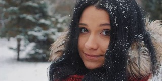 年轻美丽的女人在冬季公园的肖像