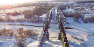 Slowmotion。冬季火车车厢俯视图