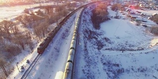冬季火车上的两列货运列车