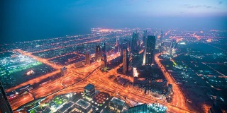 迪拜市中心日出时间的推移和从迪拜的屋顶上观看