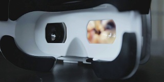 白色的虚拟现实眼镜在桌子上。