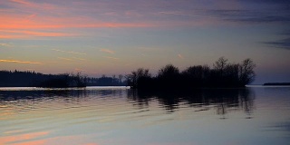 冬天的湖日落
