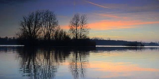 冬天的湖日落