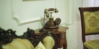 房间床头柜上的旧电话