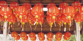 中国大红灯笼高高挂。