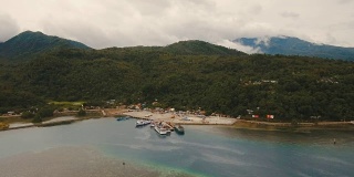 海上客运渡轮港鸟瞰图。卡米圭因岛，菲律宾