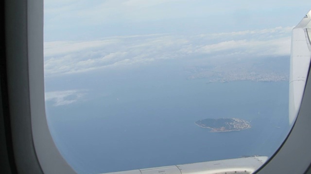 从飞机窗口看到的岛屿