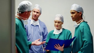 外科医生在手术室互相交流视频素材模板下载