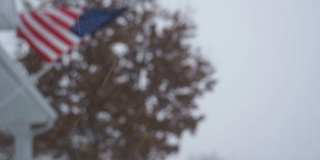 美国国旗在暴风雪中