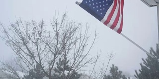 美国国旗在冬季风暴中飘扬