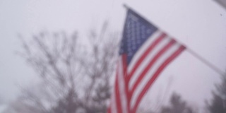 在暴风雪中模糊的美国国旗