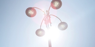 低角度视角:现代LED路灯与金属装饰在阳光明媚的夏日