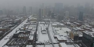 雪覆盖了城市的街道和建筑物