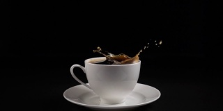 方糖掉进咖啡里溅起水花
