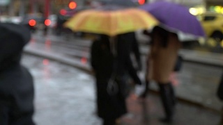 伊斯坦布尔卡迪科伊，模糊的女人拿着五颜六色的雨伞慢镜头走在街上视频素材模板下载