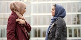 两位英国穆斯林女性朋友在办公室外聚会