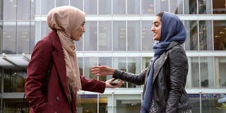 两位英国穆斯林女性朋友在办公室外聚会