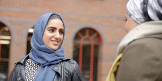 英国穆斯林女性朋友在城市环境中聚会