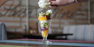 将切好的水果放入玻璃杯中，以便与水果一起制作冰淇淋。加速度