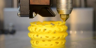 3d打印机浇注热塑料从喷嘴打印模型