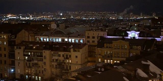 从圣索菲亚大教堂的钟楼俯瞰基辅的夜景。
