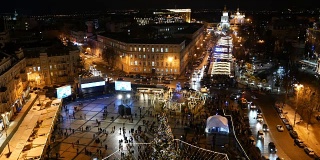 索菲夫斯卡广场的圣诞景色。人们走在城市的主要广场上。城市的广角视野。