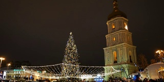 索菲夫斯卡广场的圣诞景色。人们走在城市的主要广场上。快乐的人们在基辅市中心广场上享受节日音乐会。