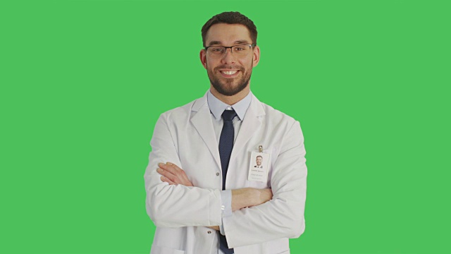 中景英俊的医生/科学家戴眼镜交叉双臂，然后指向他的食指向上。背景为绿幕。