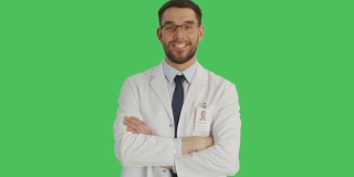 中景英俊的医生/科学家戴眼镜交叉双臂，然后指向他的食指向上。背景为绿幕。