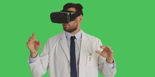 一个戴着VR头盔的科学家的中景。镜头围绕着他旋转。背景为绿幕。