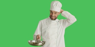 中景:厨师在平底锅上翻起通心粉，做出Bellissimo手势。绿屏背景。
