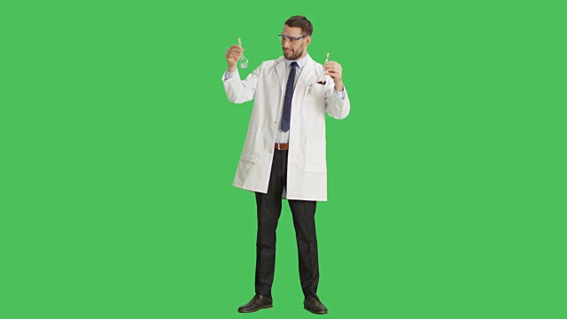 一个英俊的科学家戴着保护眼镜在烧杯里混合液体的长镜头。背景为绿幕。