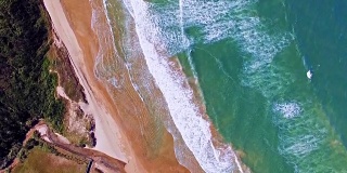 无人机拍摄美丽的海浪涌向沙滩
