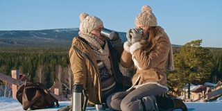 游客在大自然中享受冬日