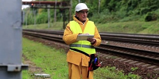 铁路工人在他的平板电脑上做笔记