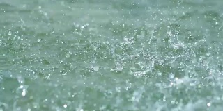 慢镜头:雨滴落在海水中的微距镜头