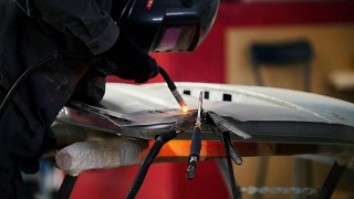 焊接行业:从事头盔维修和汽车维修的工人视频素材模板下载
