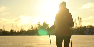 北欧人在结冰的湖面上行走