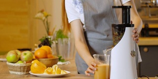 蔬菜汁生食——健康饮食用榨汁机榨汁苹果汁，榨汁机和水果苹果汁，用一杯新鲜的果汁