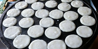 传统的泰国甜品“Kanom Krok”或沙拉比