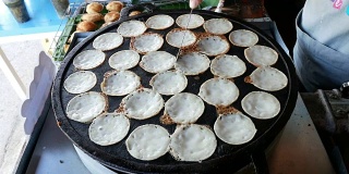 传统的泰国甜品“Kanom Krok”或沙拉比