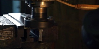 在重型机械的研磨机上完成细部平面的研磨