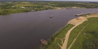 鸟瞰图:河上的拖船