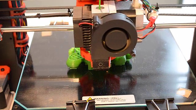 3D打印机从热塑料隔离物体特写。