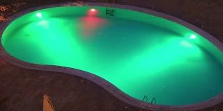 夜间照明的游泳池