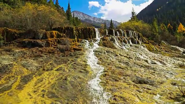 中国四川美丽的自然钙化池黄龙山